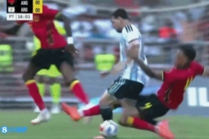 友誼賽這強(qiáng)度？梅西遭安哥拉球員背后剪刀腳，阿爾馬達(dá)眉骨被打破