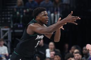 球星對飆！愛德華茲第三節(jié)7中4轟下17分 威少3中2拿7分5助