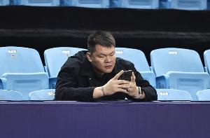 朱芳雨：我在場(chǎng)邊玩手機(jī) 其實(shí)是關(guān)注在其他隊(duì)的強(qiáng)強(qiáng)對(duì)話