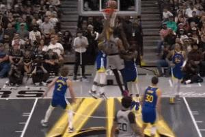 一柱擎天！卡斯?fàn)柕拙€球直接給文班 隔人空接暴扣裁判吹提前犯規(guī)