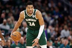 苦苦支撐！字母哥強(qiáng)攻布朗尼 殺到內(nèi)線上籃得手