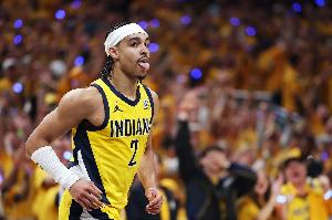 狀態(tài)火熱！內(nèi)姆哈德撤步三分再中 半節(jié)已拿11分