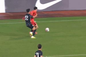 不慣著！韓國球員挑釁拜合拉木，留洋荷乙的王博豪出頭將其撞倒