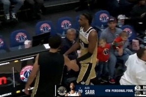 冒失！薩爾再被吹防守犯規(guī) 半場(chǎng)沒打完已經(jīng)4犯在身