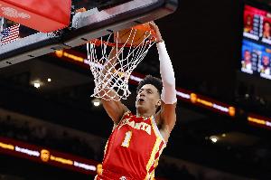 杰倫·約翰遜連續(xù)3場20+10+5助 成為隊史達此成就最年輕球員