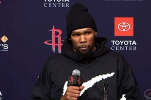 KD：全隊(duì)很自信但理解如何贏球要時間 好在大家球商高&也打過搶七