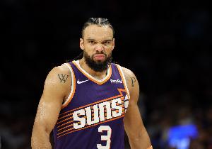 肘到臉了！狄龍單防約翰遜被放倒 后者追加一級惡犯