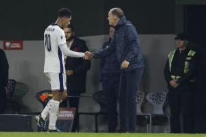 貝林厄姆半場和對手換球衣！球迷吐槽：他以為自己是超級巨星