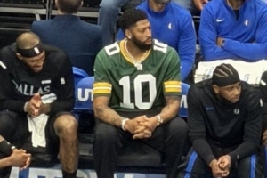 已經(jīng)連續(xù)9場(chǎng)缺席！濃眉坐在板凳席 身穿NFL綠灣包裝工球衣觀戰(zhàn)