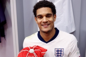 上演首秀！寬薩是英格蘭隊(duì)史第1297位出場(chǎng)球員，賽后獲贈(zèng)紀(jì)念帽子