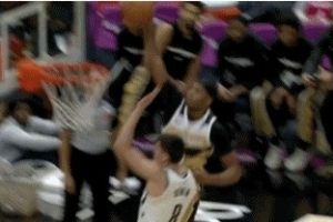 平地起驚雷！庫(kù)利巴利殺進(jìn)內(nèi)線 騰空暴起力壓防守單臂灌筐