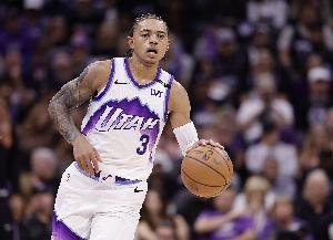 基昂特·喬治接界外球被瞬間淹沒 裁判吹罰爭(zhēng)球&公牛最后拿到球權(quán)