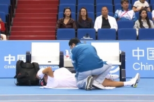 全運(yùn)會(huì)網(wǎng)球男單1/4決賽：商竣程一度申請(qǐng)醫(yī)療暫停，首盤3-6小布