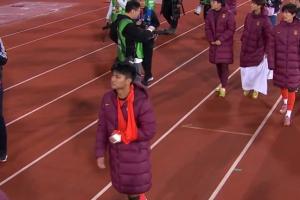 愿無(wú)大礙！蒯紀(jì)聞賽后謝場(chǎng)時(shí)手臂纏著繃帶，本場(chǎng)半場(chǎng)被換下