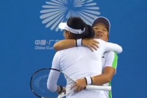 蔣欣玗/王雅繁2-1擊敗王欣瑜/袁悅，奪得全運(yùn)會(huì)網(wǎng)球女雙金牌