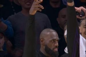 小詹也來啦！布朗尼披掛上陣三分張手就有 詹姆斯場下開心慶祝