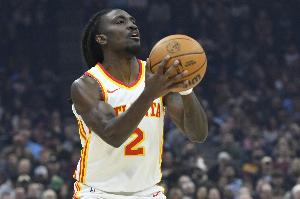 何方人也！老鷹基頓·華萊士過半場 踩著logo扔進打板壓哨三分