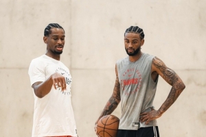 亞歷山大-沃克簽約匡威！表兄弟倆現(xiàn)在同處一個球鞋品牌陣營！