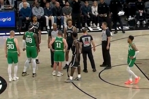 還挺激烈！米諾特和克洛尼爭搶籃板時互相推搡 雙方吃T！