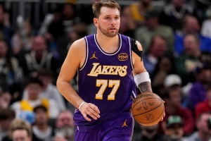 專挑我是吧？今年2月東契奇加盟湖人后的首秀也是打爵士