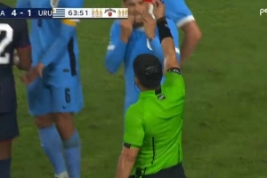 本坦庫爾鏟到對方球員腳踝染紅離場，烏拉圭1-5落后于美國