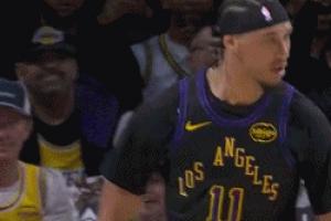 超級硬！海斯奪球補籃2+1 與老詹擊掌撞胸&對77豎中指&布朗尼怒吼