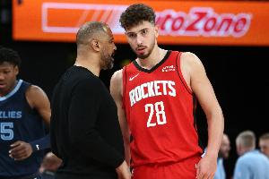 烏度卡：申京在防守端全方位進步 他做到我們要求他做的事情