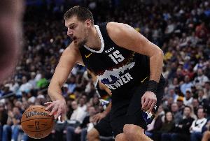 視野開闊！約基奇中線長甩助攻沃特森打進壓哨球