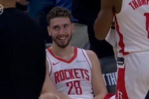 好險~差點當背景！裁判確認阿倫隔扣進攻犯規(guī) 申京毛巾一扔笑了~