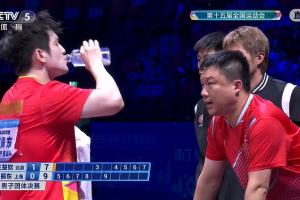 王楚欽3-9落后連得4分，樊振東叫暫停，暫?；貋?1-7拿下第二局