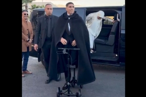 腳踝受傷，阿什拉夫騎特制滑板車出席非洲足球聯(lián)合會頒獎典禮