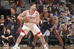 打爆DPOY！今日莫布里共防守申京6分30秒 期間后者9中7砍下16分