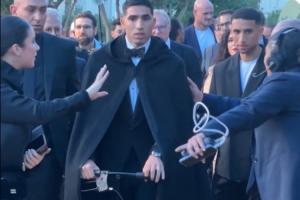 喜感拉滿阿什拉夫穿戴黑披風(fēng)推著助行器，蹦蹦跳跳拍照領(lǐng)獎