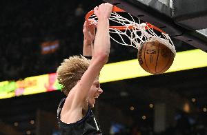 一飛沖天！迪克搶斷反擊一條龍 起飛滑翔單臂劈扣