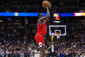 也不咋好！杰倫·史密斯替補(bǔ)12分鐘 6中2&三分4中1拿到5分2帽