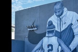 湖人官方曬瓦妮莎新書！此書內(nèi)容為紀(jì)念科比&Gigi壁畫及背后故事