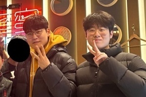 只剩官宣？韓網友分享與Zeus、Gumayusi兩人合影：一人比二 一人比三