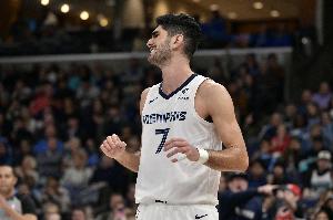 插翅難逃！基根·穆雷晃飛阿爾達(dá)馬出手三分被后者追回?fù)Q手蓋掉