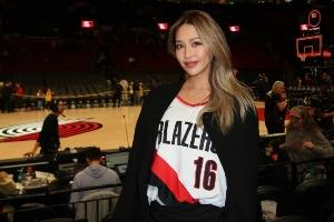 美女球迷到摩達(dá)中心穿楊瀚森球衣現(xiàn)場(chǎng)加油：楊瀚森很瘦！是嬰兒肥