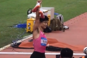 最后一舞后，蘇炳添將跑鞋鞋帶系起后高高舉起示意掛靴