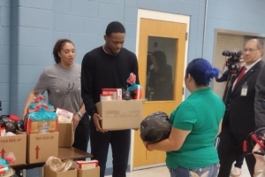 福克斯談給居民送食物籃：我從小生活在這種環(huán)境 能幫忙就很開心