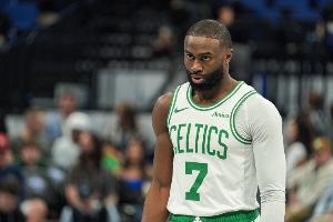 第5犯！杰倫·布朗揮肘打到曼恩被吹進攻犯規(guī) 綠軍選擇挑戰(zhàn)但失敗