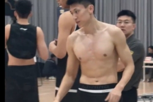 肌肉線條明顯！CBA體測(cè)現(xiàn)場(chǎng)直擊 劉曉宇這身材什么水平？