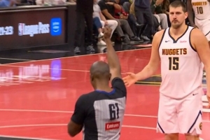 危險的信號！約基奇身后搶板推人犯規(guī) 個人已經(jīng)5犯