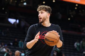 奶一口！阿德?tīng)柭荷昃┑谋荣愘p心悅目 他是NBA最出色的球員之一