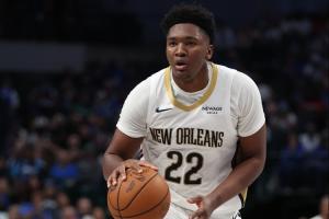 不愧是鄧肯看好的！“黑基奇”奎因表現(xiàn)全能拿下20分11助7板2斷！