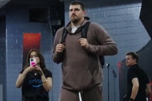 塞爾維亞大白熊抵達休斯敦！掘金曬約基奇“熊”赳赳闊步進場