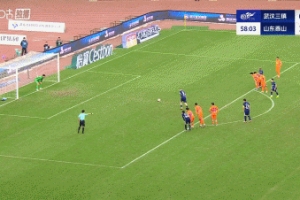 王大雷撲點！裁判看VAR后判三鎮(zhèn)獲點，圖多列點射被王大雷撲出！