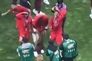 多少吧友干過(guò)這事海港奪冠后，蔣光太偷襲把古斯塔沃褲子脫了