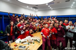 三連冠達(dá)成！上海海港新聞官曬更衣室?jiàn)Z冠合影